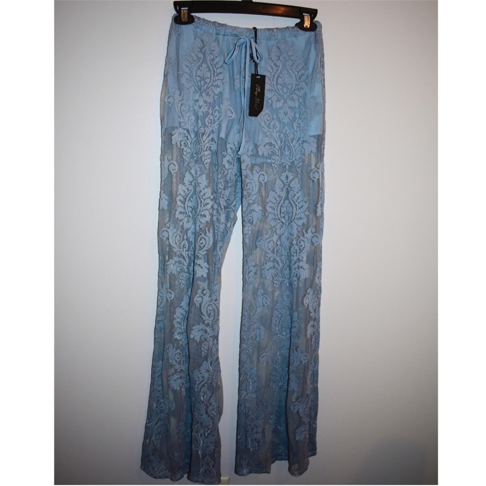 Light blue long lace pant.